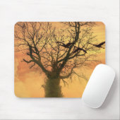 Mousepad verdraaide herfstboom bij zonsondergang muismat (Met muis)