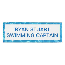 Mousserend blauw zwemwater bewerkbaar naambadge