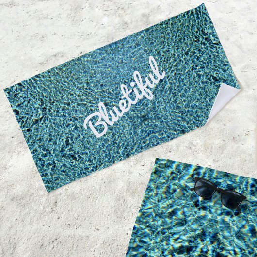 Mousserend helder blauw water strandlaken