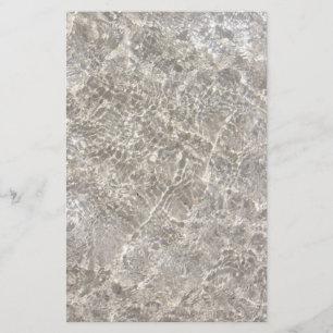 Mousserend water op de zandzomer op het strand briefpapier