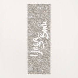 Mousserende water zand strand bum yoga bum yogamat