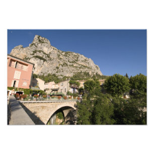 Moustiers-Sainte-Marie, Provence, Frankrijk. Foto Afdruk