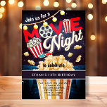 Movie Night Popcorn Kids Verjaardag Kaart<br><div class="desc">Movie Night Kids verjaardagsuitnodiging met een doos popcorn op een sterrennacht achtergrond.</div>