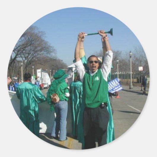 Mow-Bama (Obama) trekt met de Lawn Rangers Ronde Sticker (Voorkant)