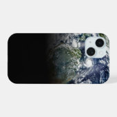 Mozaïekbeeld van planeet aarde met 3 orkanen iPhone 15 case (Achterkant horizontaal)