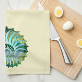 Mozaïekblauw en groene Nautilus Shell op geel Theedoek (Quarter Fold)