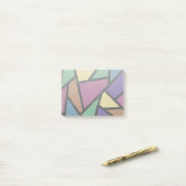 Mozaïekpatroon van gestreepte regenboogkleuren post-it® notes (Op bureau)