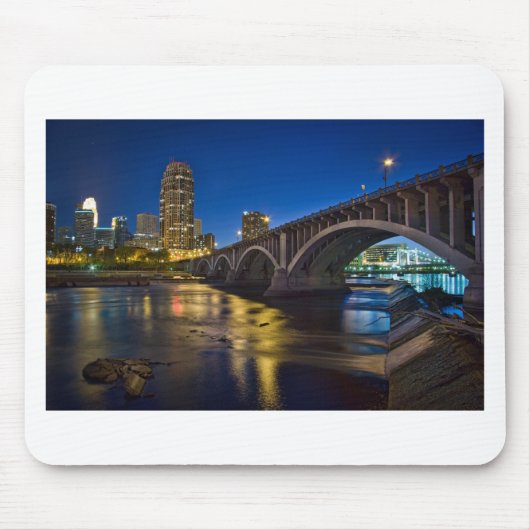 MplsSkyline3rdAveBridgeNightview_rs.jpg Muismat (Voorkant)