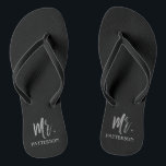 Mr. Achternaam Teenslippers met zilverfolie<br><div class="desc">Mr. Achternaam Teenslippers met Silver Foil Typografie. De teenslippers kunnen worden gecombineerd met Mrs Gold Teenslippers.</div>