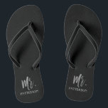 Mr. Achternaam Teenslippers met zilverfolie<br><div class="desc">Mr. Achternaam Teenslippers met Silver Foil Typografie. De teenslippers kunnen worden gecombineerd met Mrs Gold Teenslippers.</div>