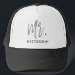 Mr. Achternaam Zilverfolie en Witte Trucker Hoed Trucker Pet<br><div class="desc">Mr. Achternaam Zilverfolie en Witte Trucker Hoed voor Hem. De Mr. Last Name trucker hoed als een bijpassende mevrouw pet in hetzelfde collectie.</div>