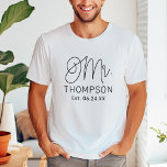 Mr Black Modern Script Custom Wedding<br><div class="desc">Moderne en casual chique zwarte kalligrafie script "Mr" mannen trouwtee shirt beschikt over aangepaste tekst die kan worden gepersonaliseerd met de achternaam van de bruidegom en trouwdatum / datum vastgesteld. Perfect voor de nieuwe vrouw om te draag op de huwelijksreis en daarbuiten! Bezoek onze winkel voor de bijpassende Mrs shirt....</div>