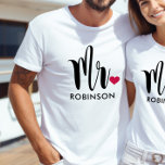 Mr Black Modern Script Custom Wedding Monogram T-shirt<br><div class="desc">Aangepaste Mr. shirt ontwerp met modern stijlvol script en rood hart accent kan worden gepersonaliseerd met de achternaam van de bruidegom. Maakt een geweldig huwelijksgeschenk voor de huwelijksreis!</div>