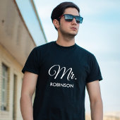 Mr Custom Name Pas getrouwd Wit Script Zwart Manne T-shirt