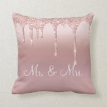 Mr. en mevrouw Pink Glitter Elegant Wedding Kussen<br><div class="desc">Mooie roze satijnachtige glitter Mr. Ik hou van je kussen. Hoe  zou dit zijn op een bed of een jachtlounge in een slaapkamer. De ene kant is voor de nieuwe Mr. en Mrs. De andere kant heeft 'I Love You'-typografie.</div>