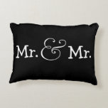 Mr en Mr Two Groom Gay Huwelijkscadeau Decoratief Kussen<br><div class="desc">Mr en Mr Two Groom Gay Wedding Gift kussen,  een kant wit de andere in het zwart .. perfect voor de bruidegoms op hun huwelijksnacht,  huwelijksproducten van Ricaso</div>