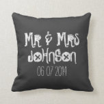 Mr. en Mrs. Black chalkboard bruiloft werpen kusse Kussen<br><div class="desc">Aangepast Mr. en Mrs. Black Chalkboard bruiloft werpen kussen. Gepersonaliseerde zwarte kussens op zwarte krijt voor sofa of bed.  Fun design met de naam van een nieuw echtpaar. Cute home decor,  gepersonaliseerd voor bruid en bruom/echtgenoot en vrouw. Weddenschappen voor nieuwigheden.</div>