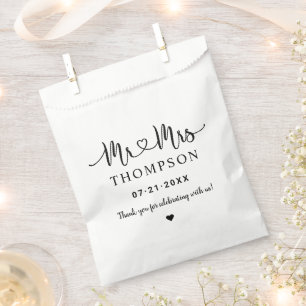 Mr en Mrs Black Heart Script Custom Wedding Bedankzakje