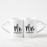 Mr en Mrs Black Modern Script Wedding Monogram Loversmokken<br><div class="desc">Gepersonaliseerde monogram koffiemuizen maken een uniek trouwcadeau voor de nieuwe Mr. en Mrs.! Dit minimalistische ontwerp kenmerkt modern zwart manuscript schrijven,  een rood hartaccent,  en douanetekst die met de getrouwde familienaam van het pas gehuwde paar kan worden gepersonaliseerd.</div>