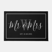 Mr en Mrs Black White Script Custom Monogram Deurmat (Voorkant)