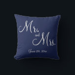 Mr en Mrs Blue Nautical Wedding Kussens<br><div class="desc">Meneer en mevrouw blauw nautische bruiloft kussens met veranderlijke tekst</div>