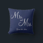 Mr en Mrs Blue Nautical Wedding Kussens<br><div class="desc">Meneer en mevrouw blauw nautische bruiloft kussens met veranderlijke tekst</div>