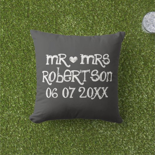 Mr. en Mrs. Chalkboard bruiloft buitenshuis werpt  Buitenkussen (Gras)