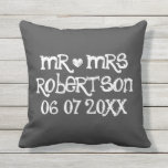 Mr. en Mrs. Chalkboard bruiloft buitenshuis werpt  Buitenkussen<br><div class="desc">Aangepast Mr. en Mrs. Black chalkboard bruiloft buiten werpt kussen. Gepersonaliseerde kussens voor zwarte krijtbordkussen voor de buitenkant van stoel, bank of bed. ontwerp met wit hart, huwelijksdatum en naam van pas gehuwd paar. Cute home decor, gepersonaliseerd voor bruid en bruom/echtgenoot en vrouw. Romantische bijtjes voor een rustige bruiloft voor...</div>