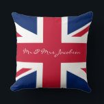 Mr. en Mrs. Custom Name Red White Blue UK Flag Kussen<br><div class="desc">Mr en Mrs Custom Name Union Jack British Flag. Geweldig voor een patriottisch decor,  bruiloft,  jubileum,  verjaardagen en verdrijvingen. Mooi Engels rood,  wit en blauw. De vlag van de historische Unie van Jacob.</div>