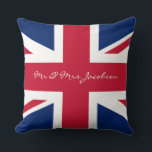 Mr. en Mrs. Custom Name Red White Blue UK Flag Kussen<br><div class="desc">Mr en Mrs Custom Name Union Jack British Flag. Geweldig voor een patriottisch decor,  bruiloft,  jubileum,  verjaardagen en verdrijvingen. Mooi Engels rood,  wit en blauw. De vlag van de historische Unie van Jacob.</div>