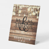 Mr en Mrs Custom Rustic Wedding Reclamebord Met Voetstuk (Voorkant)
