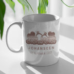 Mr en Mrs Elegant Roos Gouden Bruid Huwelijkscadea Koffiemok<br><div class="desc">Vier de liefde met onze 'Mr en Mrs Elegant Roos Gold Bride Huwelijkscadeaus Coffee Mok'! Deze charmante koffie mok is het ideale geschenk voor pasgetrouwden, met een ongerepte witte achtergrond versierd met een tijdloze 'Mr en Mrs' logo in elegant roos goud. Personaliseer het met de familienaam en trouwdatum onder de...</div>