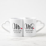 Mr en Mrs Elegant Script Custom Wedding Monogram Loversmokken<br><div class="desc">Gepersonaliseerde monogram koffiemuizen maken een uniek trouwcadeau voor de nieuwe Mr. en Mrs.! Dit elegante ontwerp kenmerkt het zwarte kalligrafiesmanuscript schrijven,  een rood hartaccent,  en douanetekst die met de getrouwde familienaam en trouwdatum van het pas gehuwde paar kan worden gepersonaliseerd.</div>
