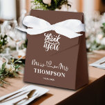 Mr en Mrs Elegant Simple | bruin Bedankdoosjes<br><div class="desc">Trakteer uw gasten op een eenvoudige maar elegante gunst die ze eeuwig zullen koesteren met de heer en mevrouw Elegant Simple | Brown Favor Box,  gepersonaliseerd met uw nieuwe familienaam en trouwdatum! Geef uw gasten een plezier zo onvergetelijk als uw bruiloft met deze gepersonaliseerde aandenken!</div>