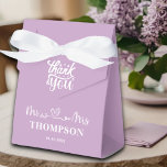 Mr en Mrs Elegant Simple | LILA PAARSE Bedankdoosjes<br><div class="desc">Maak uw huwelijksreceptie onvergetelijk met deze elegante Mr en Mrs Elegant Simple | Lila Paarse Favor Boxes gepersonaliseerd met uw familienaam en trouwdatum.</div>