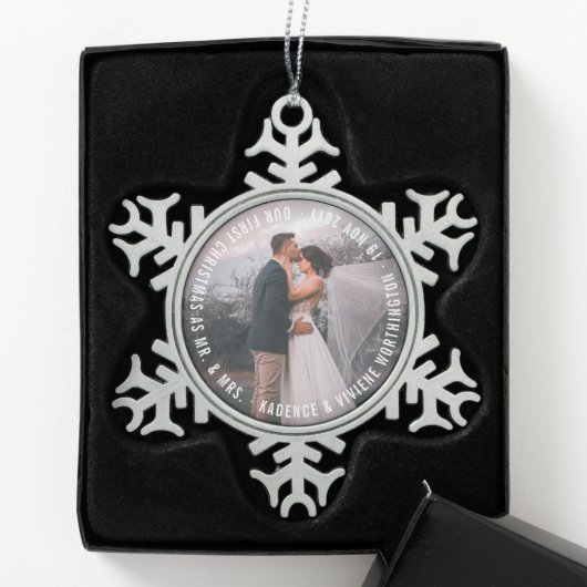 Mr. en Mrs. First Kerstfeestay Wedding Foto Tin Sneeuwvlok Ornament (Kistje)