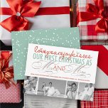 Mr. en Mrs. First kerstfoto Collage Wedding Feestdagenkaart<br><div class="desc">'Liefde, vrede, vreugde, kussen. Onze eerste Kerstmis als de heer en mevrouw' kleurrijke mix-typografie, de aankondiging van de vakantiebruiloft / 4 fotocollage flat card. Ontworpen / oorspronkelijke illustratie door vet*fa*tin. Gemakkelijk om met uw eigen tekstbericht, naam, jaar, foto, of afbeelding te personaliseren. Meer bewerkingsfuncties zijn beschikbaar op de pagina 'Ontwerp...</div>