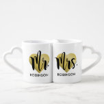 Mr en Mrs Gold Heart Custom Wedding Monogram Loversmokken<br><div class="desc">Gepersonaliseerde monogram koffiemuizen maken een uniek trouwcadeau voor de nieuwe Mr. en Mrs.! Dit minimalistische ontwerp kenmerkt modern zwart manuscript schrijven,  een gouden hartachtergrond,  en douanetekst die met de getrouwde familienaam van het pas gehuwde paar kan worden gepersonaliseerd.</div>