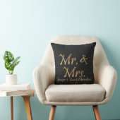 Mr en Mrs Gold script Black Burlap Wedding Kussen (Stoel)