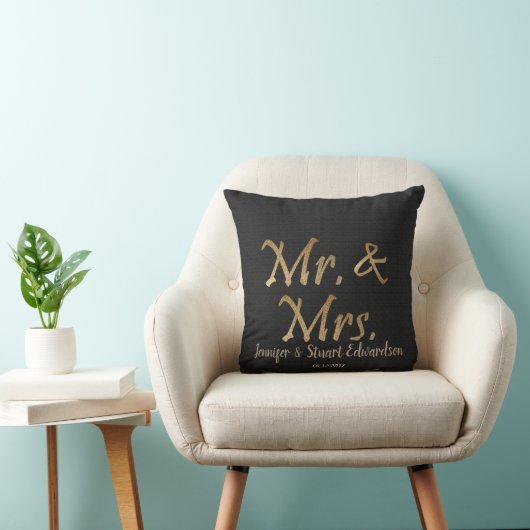Mr en Mrs Gold script Black Burlap Wedding Kussen (Stoel)