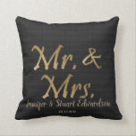 Mr en Mrs Gold script Black Burlap Wedding Kussen<br><div class="desc">Geweldige trouwcadeau,  luxe gouden letters,  Mr en Mrs. script op zwarte burlap kussen.
U kunt uw eigen namen en datum toevoegen.
Als u hulp nodig hebt,  kunt u contact met mij opnemen op pixelshoot3@gmail.com</div>