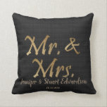 Mr en Mrs Gold script Black Burlap Wedding Kussen<br><div class="desc">Geweldige trouwcadeau,  luxe gouden letters,  Mr en Mrs. script op zwarte burlap kussen.
U kunt uw eigen namen en datum toevoegen.
Als u hulp nodig hebt,  kunt u contact met mij opnemen op pixelshoot3@gmail.com</div>