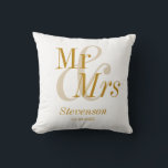 Mr en Mrs Gold Script Elegant Modern Huwelijkscade Kussen<br><div class="desc">Mr en Mrs Gold Script Elegant Modern Wedding Gift Sierkussen. Perfect aandenken cadeau voor uw favoriete nieuw huwelijk,  paar en bruiloft. Gemakkelijk aan te passen. Bestel vandaag nog!</div>