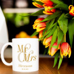 Mr en Mrs Gold Script Wedding Gift Koffiemok<br><div class="desc">Mr en Mrs Gold Script Wedding Gift Coffee Mok. Ideaal geschenk voor je favoriete nieuwigheden of koppels. Eenvoudig aan te passen. Bestel vandaag nog!</div>