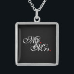 Mr. en Mrs Husband Wife Zijn haar nieuwe wippen Sterling Zilver Ketting<br><div class="desc">Een klassiek monogram voor Mr. en Mrs. voor pas opgerichte koppels: vriendin of vriendje. Een perfect cadeauidee op het laatste moment. Mr. en Mrs. Husband Wife Zijn haar nieuwe wiet op een aangepast cadeau om te draag of te delen. Gebruik de link Bericht om contact met ons op te nemen...</div>