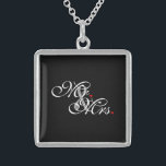 Mr. en Mrs Husband Wife Zijn haar nieuwe wippen Sterling Zilver Ketting<br><div class="desc">Een klassiek monogram voor Mr. en Mrs. voor pas opgerichte koppels: vriendin of vriendje. Een perfect cadeauidee op het laatste moment. Mr. en Mrs. Husband Wife Zijn haar nieuwe wiet op een aangepast cadeau om te draag of te delen. Gebruik de link Bericht om contact met ons op te nemen...</div>
