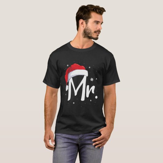 Mr. en Mrs. Kerstkerstman die zijn haar aanpast T-shirt (Voorkant volledig)