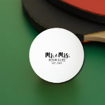 Mr en Mrs Modern Brush Font Wedding Gift Pingpongbal<br><div class="desc">Vier de blijvende liefde van de heer en mevrouw met onze Modern Brush Font Wedding Jubileum Gift Ping Pong Ball. Deze unieke en elegante bal is een perfect jubileumgeschenk voor het paar. Met de titels "Mr" en "Mrs" in een strak zwart-wit minimalistisch penseellettertype, straalt het moderne verfijning uit. Het eenvoudige...</div>