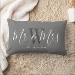 Mr en Mrs Modern Grey White Keepsake Monogram Kussen<br><div class="desc">Verras een pas getrouwd stel met deze Mr en Mrs Modern Grey White Keepsake Monogram Lumbar Pillow. Het is een elegant ontwerp met een lichtgrijze achtergrond. Het centrum heeft een bruid en bruidegom achternaam monogram letter in donkergrijs. De tekst is "Mr. and Mrs." in wit trendy handgeschreven schrift belettering. De...</div>