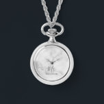 Mr en Mrs. | Modern Script Bruiloft Horloge<br><div class="desc">"Meneer en mevrouw" Modern Script Gepersonaliseerd Koppel Gift Perfect als huwelijkscadeaus voor pasgetrouwde,  huwelijksverjaardag geschenken,  Valentijnsdag geschenken en cadeau voor elke gelegenheid. Let op: De marmeren details worden gesimuleerd in het kunstwerk. Bij de vervaardiging van dit product wordt geen marmer gebruikt.</div>